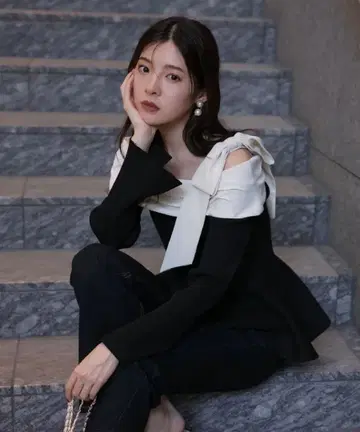 오프숄더 리본 니트 블랙/화이트