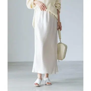 NOBLE 내로우 A라인 새틴 스커트