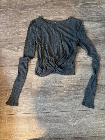 alo 다크 그레이 트위스트 디자인 상의