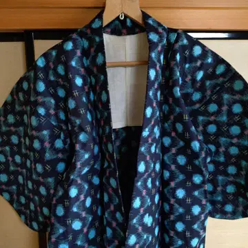 파랑과 검정의 기하학 패턴 기모노