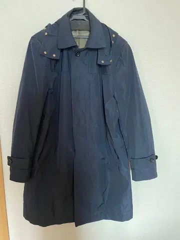 네이비 후드 부착 트렌치코트 충전솜