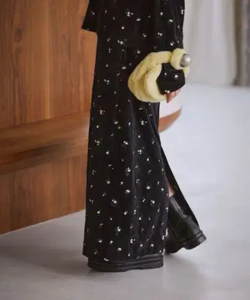 새상품 완판템 타카야마 나오코 콜라보/벨로아 자수 I라인 스커트/EiiS