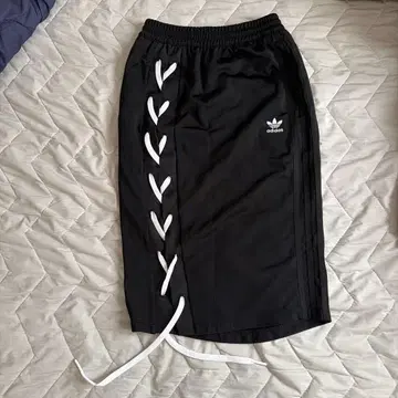 새상품 adidas 블랙 사이드 레이스업 스커트