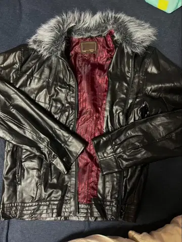 퍼 달린 블랙 가죽 자켓