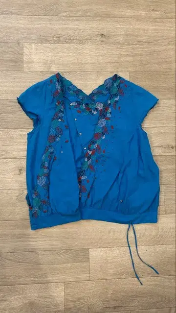 자수 장식 파랑 V넥 티셔츠