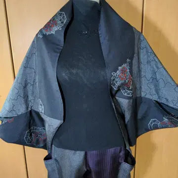 진흙 오시마 명주와 오시마 명주 블랙 플라워 무늬 자수 마타타비 자켓