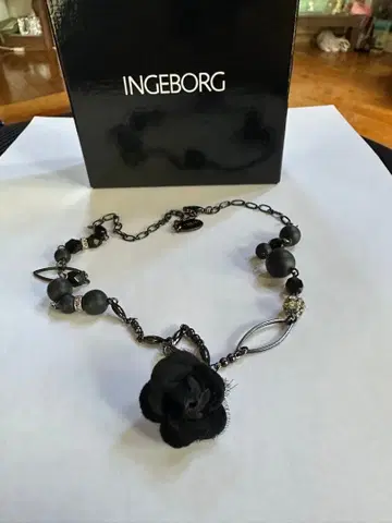 INGEBORG 블랙 로즈 목걸이