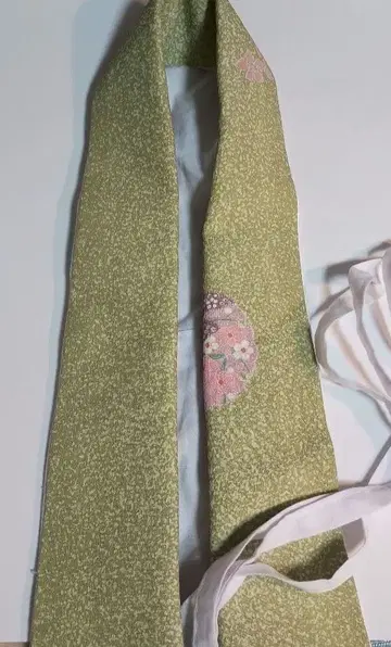 거짓말쟁이 카라 꾀꼬리색