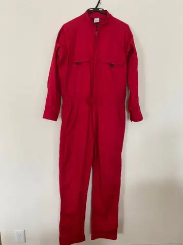 빨간색 오버롤 작업복