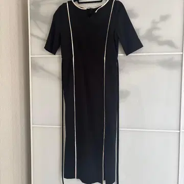 저스길리티 블랙 무릎 아래 원피스 7부 소매