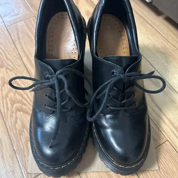 가죽 블랙 통굽 레이스업 슈즈 닥터마틴