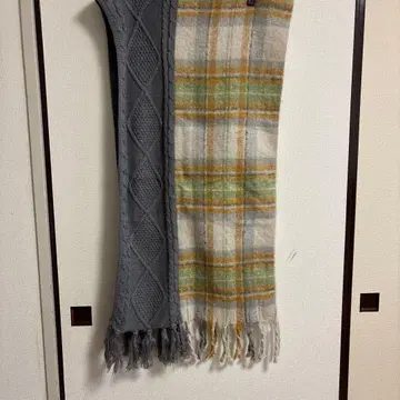 그레이와 체크 무늬 머플러