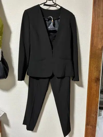 블랙 수트 자켓과 팬츠 세트