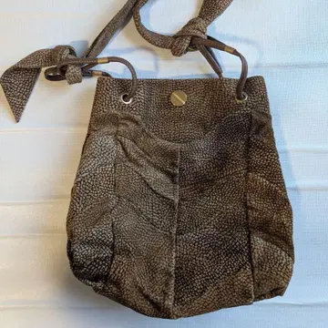 브라운 계열 물결 모양 텍스처 숄더백