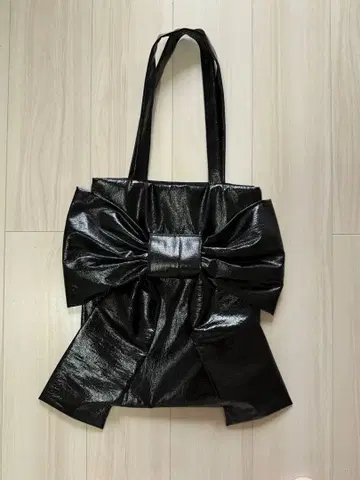 DEW E DEWE 리본 숄더백 블랙