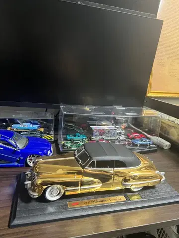 1947 캐딜락 골드 골드 컬러 1/18 미니카