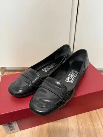 Ferragamo 블랙 에나멜 로퍼