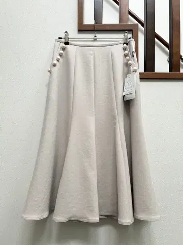 엠즈 그레이시 펄 버튼 플레어 스커트 36