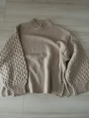 미라 오웬 베이지 오버 사이즈 니트 스웨터