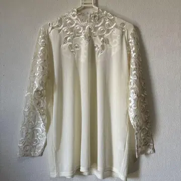 큐빅 장식 레이스 하이넥 상의