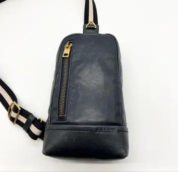 새상품급 발리 바디백 가죽 네이비 트레인 스포팅