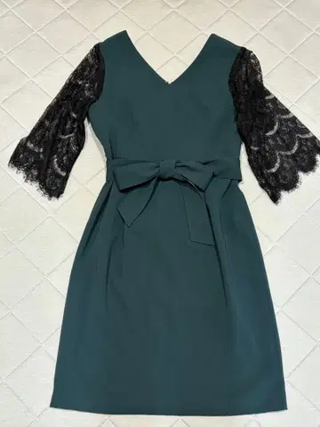 MAITRESSE 다크 그린 레이스 소매 드레스