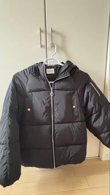 후드 부착 블랙 다운 자켓