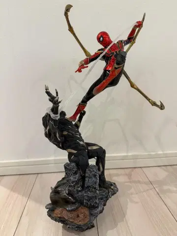 아이언 스파이더 vs 아웃 라이더 1/10 동상