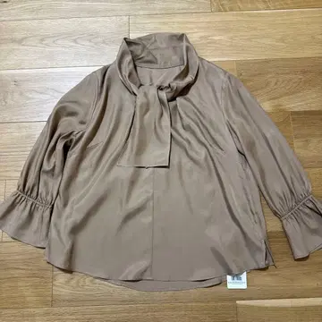 Reflect 보타이 샴브레이 칼라 블라우스