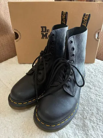 닥터마틴 CORE 1460 PASCAL 8홀 부츠 UK4 23cm