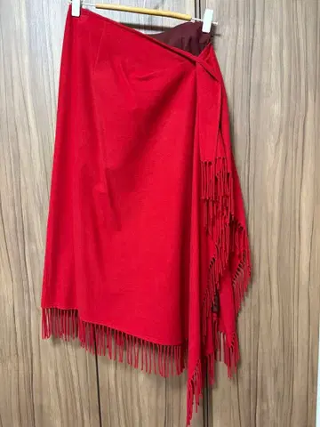 프린지 장식 빨간색 플레어 스커트