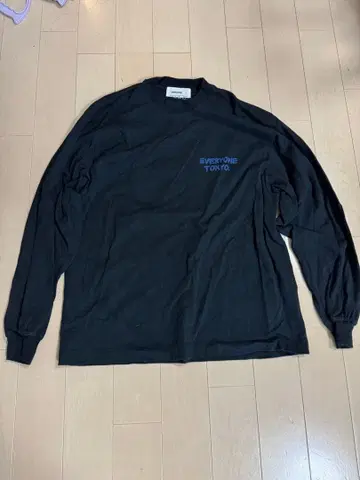 everyone j.30000 롱T 로고