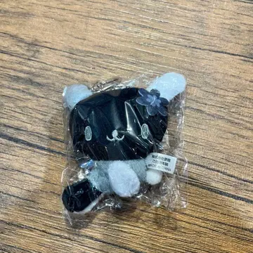 산리오 우사하나 봉제 인형 키링 시플라 한정판 앉은 모습 (흑백)