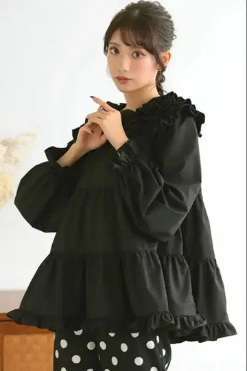 [ 당일 발송 ] 새상품급 MERAKI 프릴 컬러 티어드 블라우스 블랙