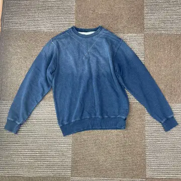 Karaku 네이비 나염 맨투맨