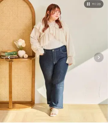 자수 포켓 부착 플레어 실루엣 데님 팬츠 3L 인디고