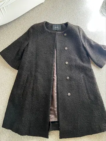 짙은 갈색 노카라 코트 트위드