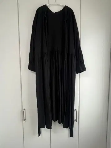 블랙 롱 원피스 스캘럽 넥