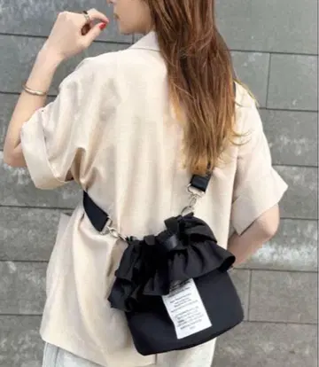 Java 프릴 디자인 숄더백 블랙