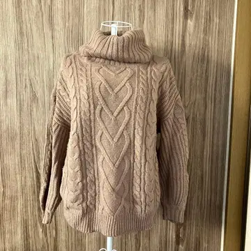 베이지 터틀넥 케이블 니트