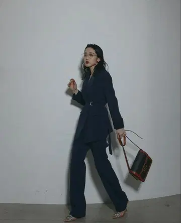 Aubrey 네이비 벨트 포함 팬츠 셋업