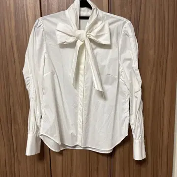 화이트 리본 포함 긴팔 셔츠