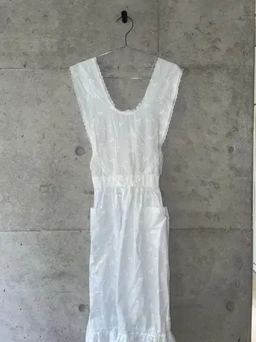 화이트 리본 무늬 스카이블루 에이프런 자수