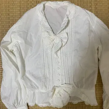 화이트 리본 포함 긴팔 셔츠