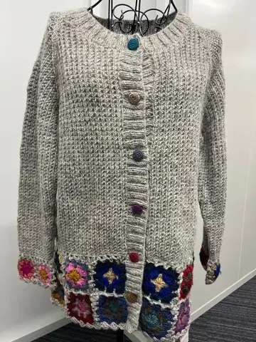 그레이 꽃무늬 자수 니트 가디건 네팔