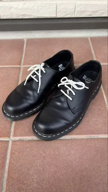 닥터마틴 1461 사이즈 42 화이트 스티치