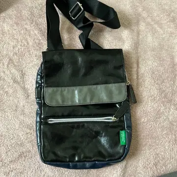 합성 피혁 숄더백 블랙과 네이비