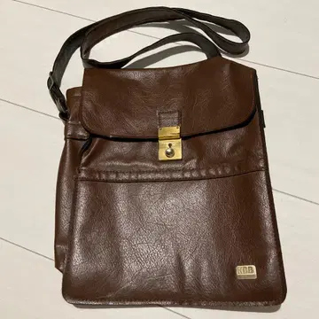 브라운 가죽 숄더백 플랩식