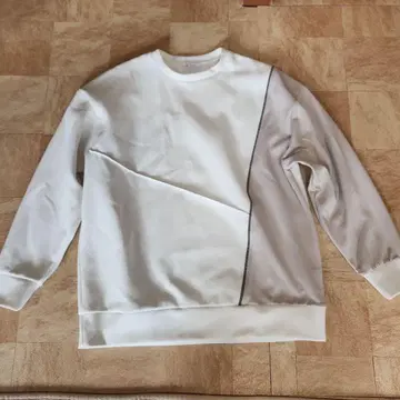 A.TOKYO 화이트 크루넥 트레이닝복