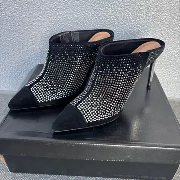 블랙 스톤 장식 하이힐 펌프스